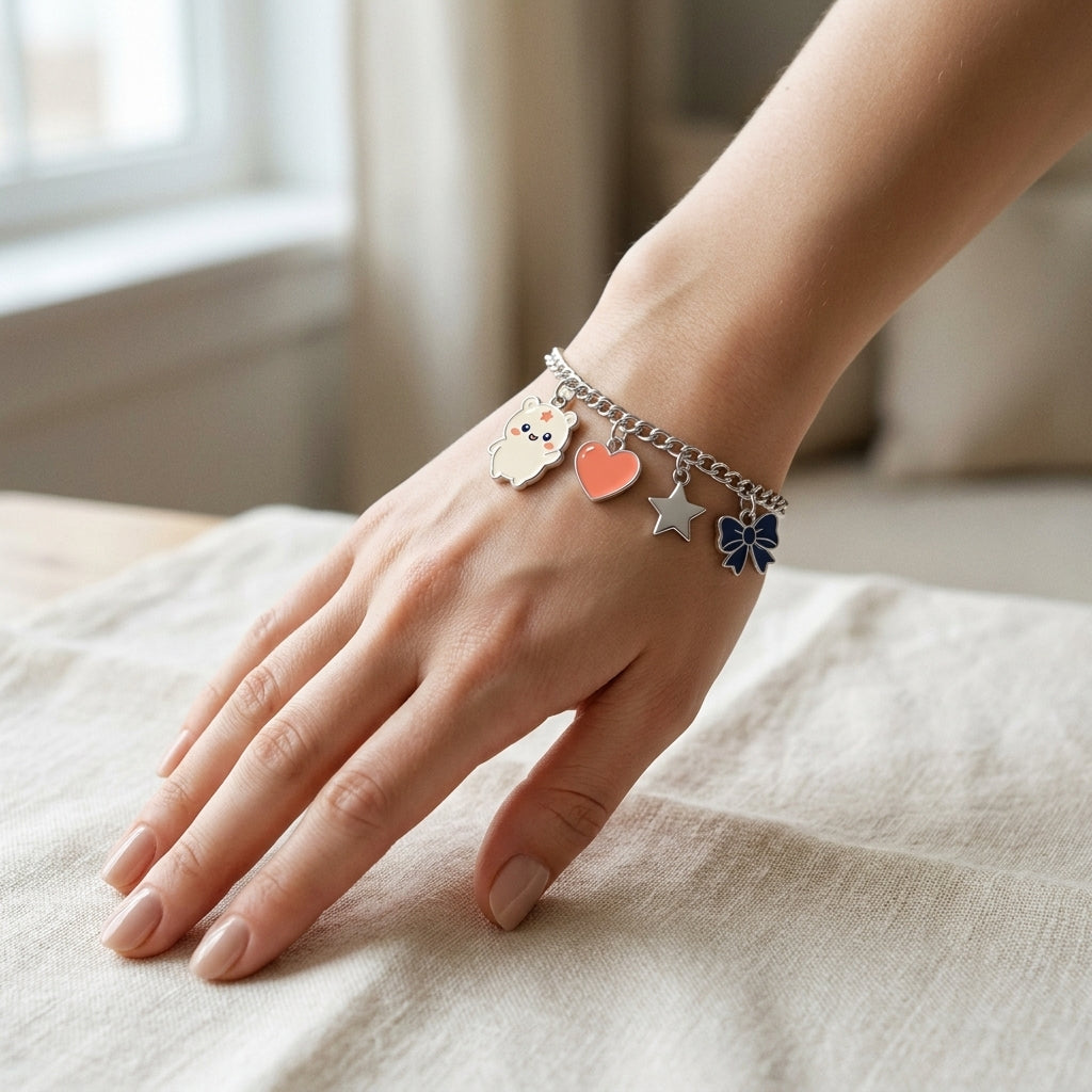 Pulsera de charms de Dulmio puesta en la muñeca, con charms de colores